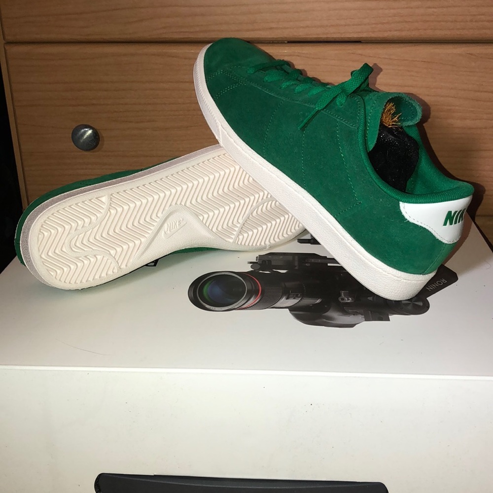 Green Nike sneakers (size 9)